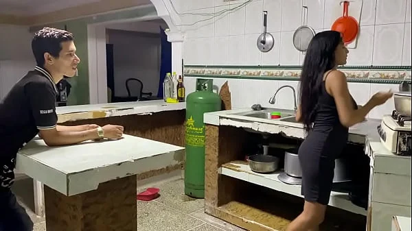 MI AMIGO LE GUSTA FUMAR ANTES DE ENTRAR A CASA Y HECHARME SU LECHE EN LAS TETAS